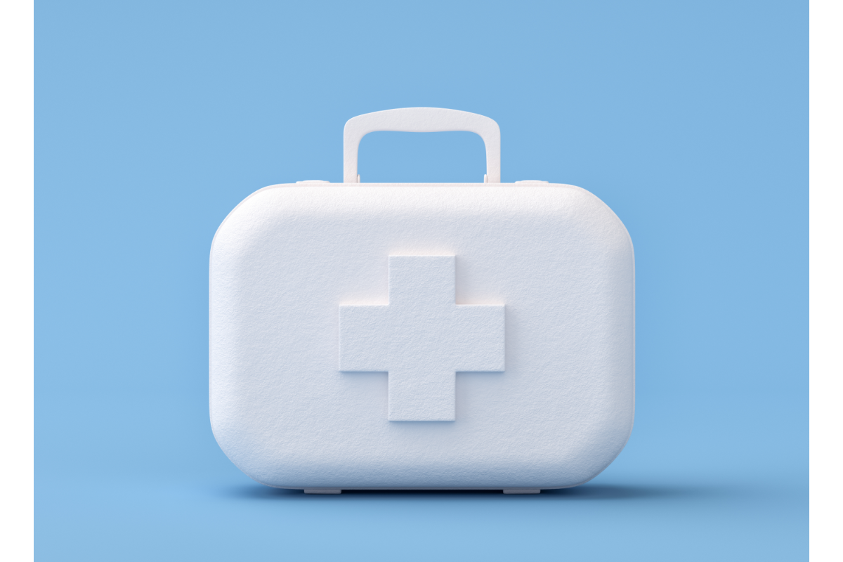 Que dois-je prévoir dans ma trousse de soins cet été. l'image représente une mallette de pharmacie pour les premiers secours en été