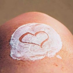 l'image représente un genou couvert de crème solaire