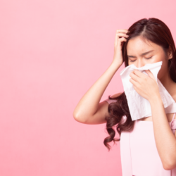 l'image représente une personne malade en train de se moucher.