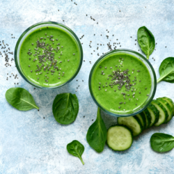 La imagen muestra dos bebidas verdes detox.