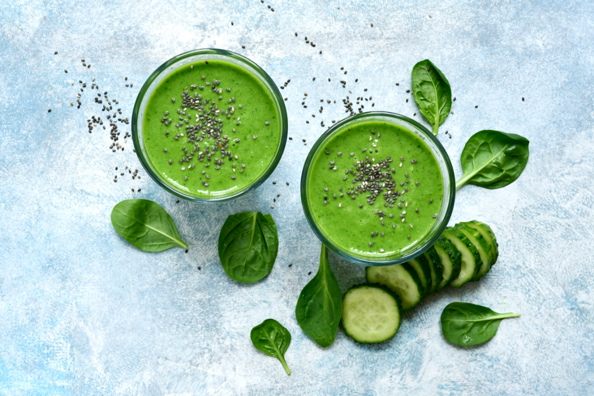 L'immagine mostra due bevande verdi detox.