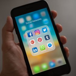 L'image représente un écran de smartphone avec des icones d'applications de réseaux sociaux : Instagram, Facebook, Tiktok .... pour représenter l'intérêt de la détox numérique.