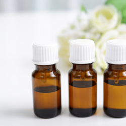 L'image représente des flacons d'huiles essentielles