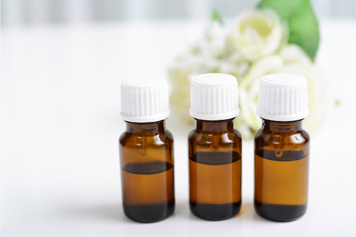 L'image représente des flacons d'huiles essentielles