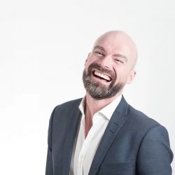 l'image représente une home chauve qui souri. Comment vivre l'andropause sereinement