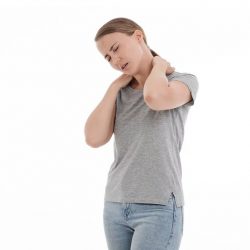 Femme souffrant de courbatures musculaires au niveau du cou et des épaules