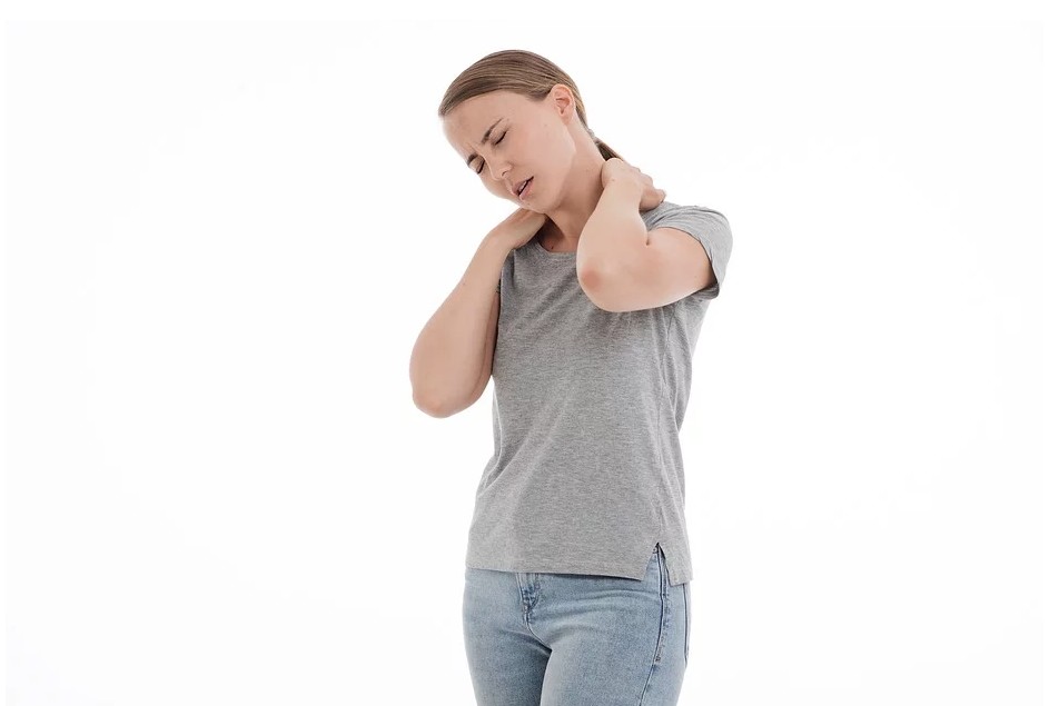 Femme souffrant de courbatures musculaires au niveau du cou et des épaules