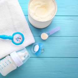 L'image représente des affaires de bébé sur un fond bleu.