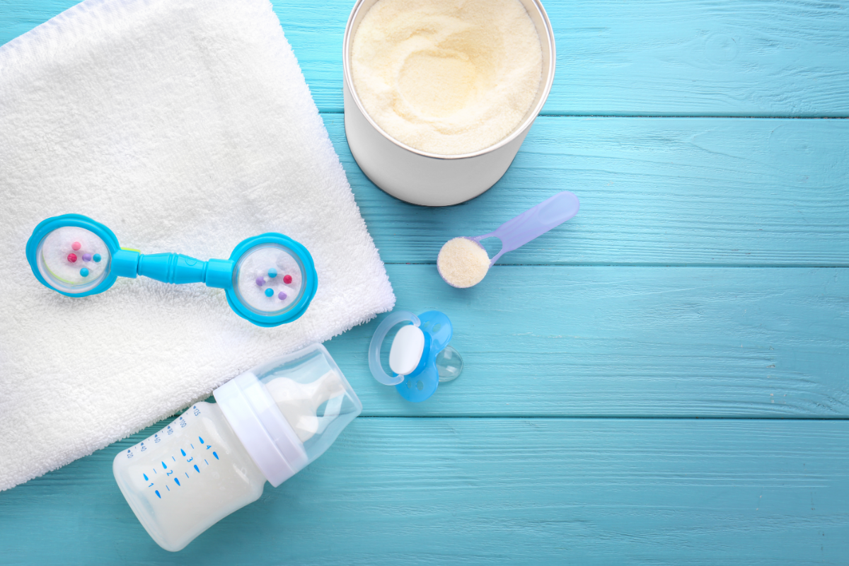 L'image représente des affaires de bébé sur un fond bleu.