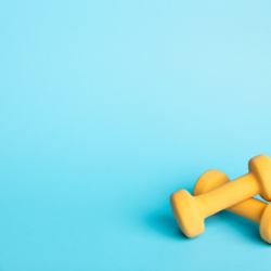 Remède homéopathique dans les activités sportives. l'image représente deux haltères jaunes sur un fond bleu