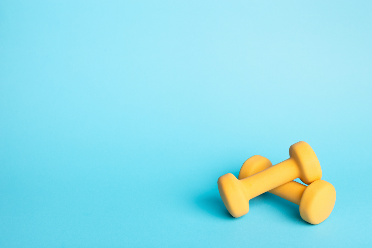 Remède homéopathique dans les activités sportives. l'image représente deux haltères jaunes sur un fond bleu