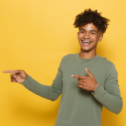 Comment booster sa concentration et sa mémoire en période d'examen avec des compléments alimentaires ? L'image représente un ado en train de rigoler, confiant pour ses examens à venir.