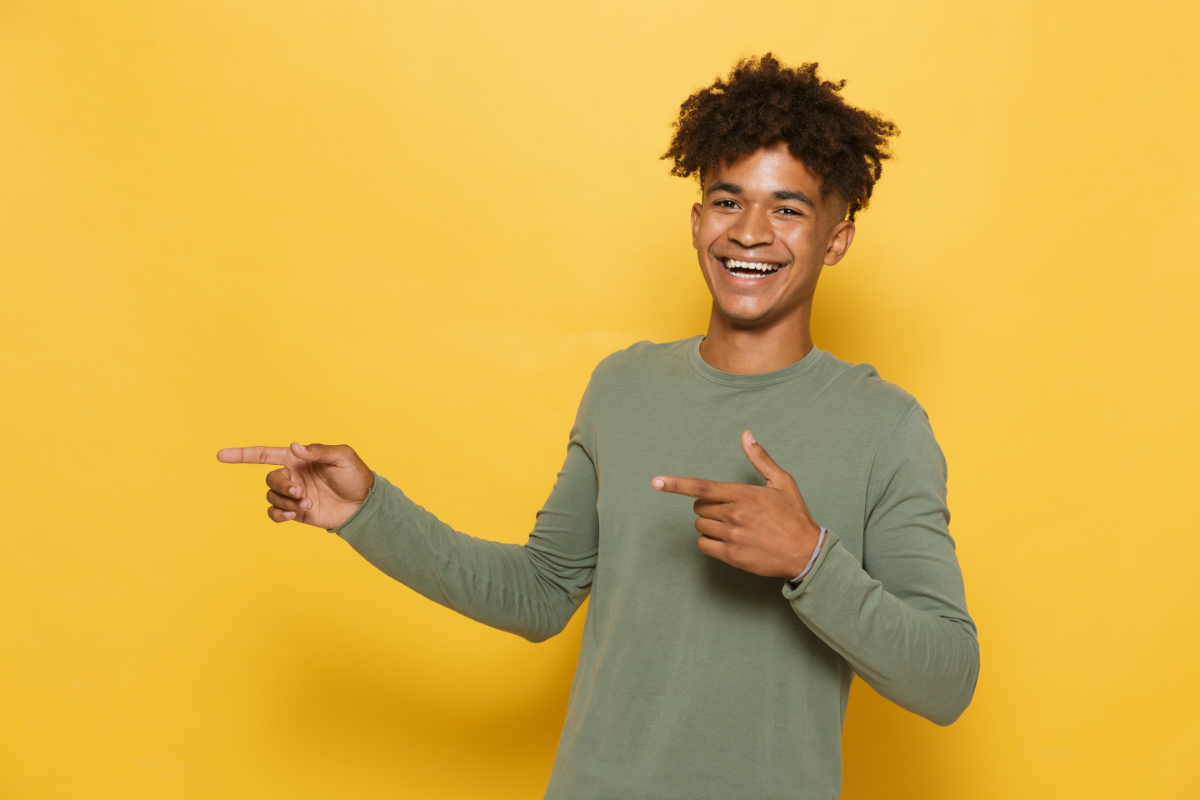 Comment booster sa concentration et sa mémoire en période d'examen avec des compléments alimentaires ? L'image représente un ado en train de rigoler, confiant pour ses examens à venir.