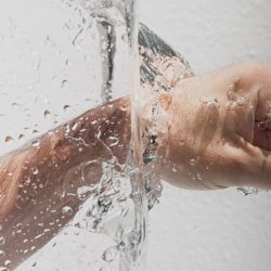 Quelqu'un qui met le poing dans de l'eau de source