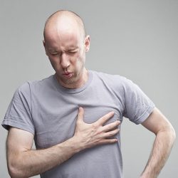 l'image représente un homme portant la main à la poitrine, il fait la grimace comme pour montrer qu'il souffre d'athérosclérose