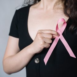 L'image représente une femme avec un ruban rose sur son Tshirt. cancer du sein