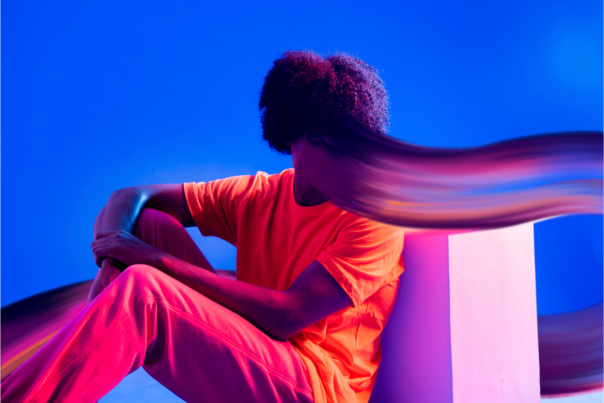 Un individu, dont seul le profil est visible, est assis et semble absorbé dans ses pensées, vêtu de couleurs vives contrastant avec l'atmosphère hivernale évoquée par l'article. L'effet de mouvement autour de la tête symbolise peut-être le flux tumultueux d'émotions et de pensées associées aux phases de dépression saisonnière. L'éclairage aux tons froids et l'isolement suggèrent une ambiance introspective, évoquant les défis émotionnels accentués durant l'hiver.