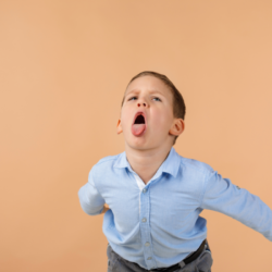 l'image représente un petit garçon turbulant en train de tirer la langue