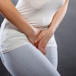 l'image représente une personne qui se tort de douleur en se tenant l'entre-jambes infections urinaires