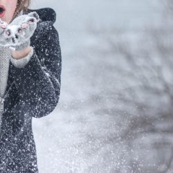 L'image représente une femme en train de jouer avec de la neige. D'où l'importance de faire le plein de vitamines et minéraux pendant l'hiver, pour pouvoir profiter à fond !