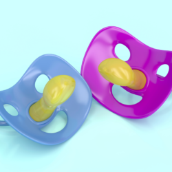 Deux sucettes pour bébé, l'une bleue et l'autre rose, sont disposées côte à côte sur un fond bleu clair. Ces sucettes ont des boucliers de forme orthodontique avec trois trous de ventilation et des tétines en silicone jaune. La forme de la tétine est conçue pour s'adapter au palais du bébé, avec une courbe naturelle qui respecte le développement bucco-dentaire. Ces sucettes sont conçues ergonomiquement pour le confort et la sécurité des nourrissons.