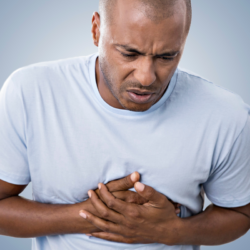 l'image représente un homme qui souffre, pleurésie aigue