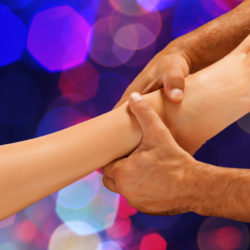 Massage du pied et de la cheville pour soulager les douleurs articulaires avec des huiles essentielles anti-inflammatoires.