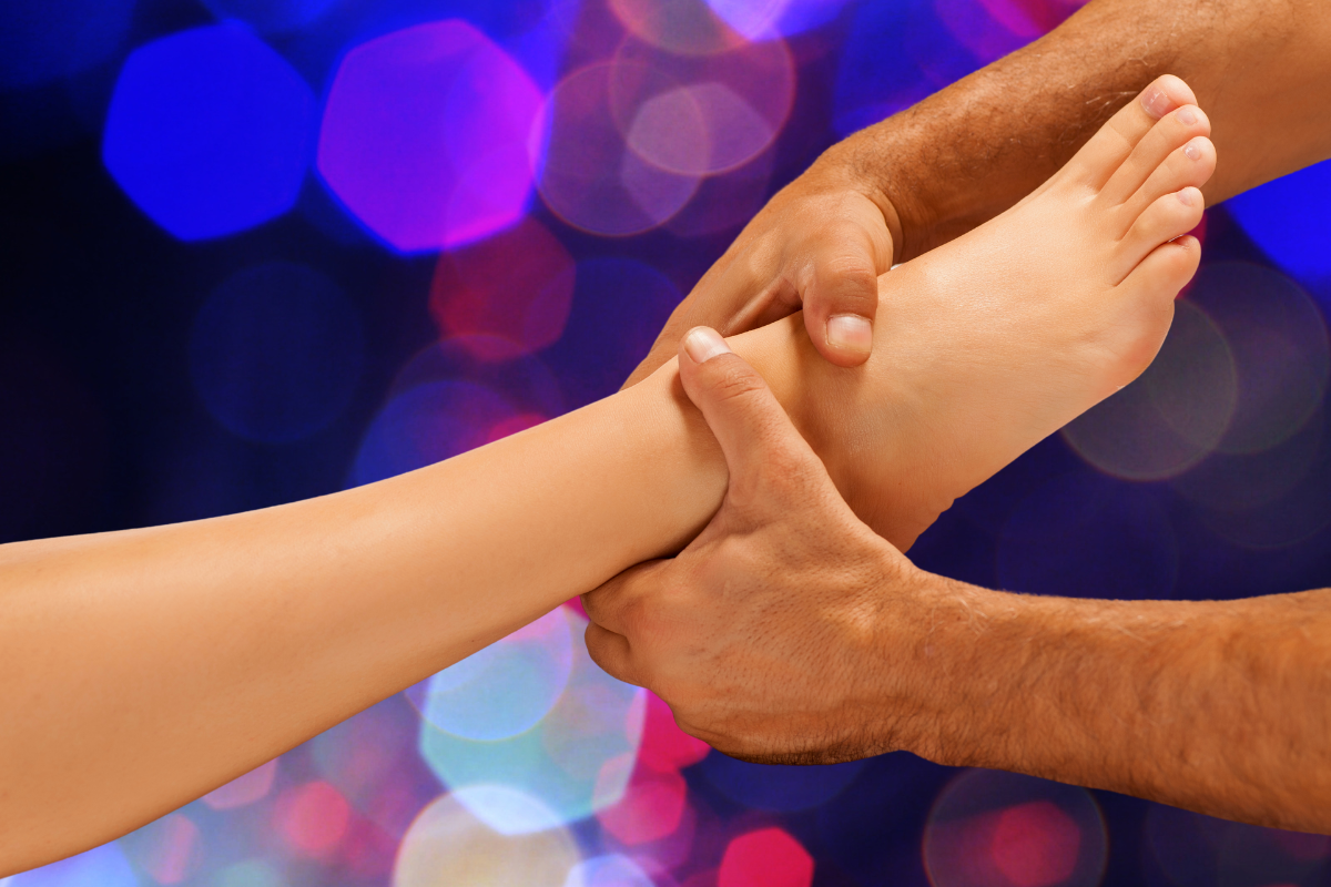 Massage du pied et de la cheville pour soulager les douleurs articulaires avec des huiles essentielles anti-inflammatoires.