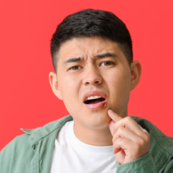 herpès labial naturopathique. l'image représente un homme avec de l'herpès labial