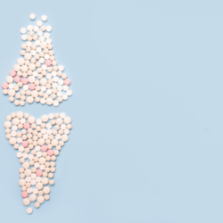 Représentation créative de pilules et de comprimés disposés sur un fond bleu clair pour former une image où l'on reconnaît un os et un cœur, symbolisant les suppléments pour la santé osseuse et cardiaque dans le contexte de la lutte contre l'ostéoporose.