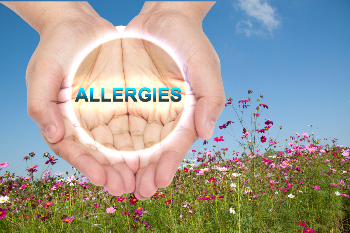 Illustration des allergies saisonnières avec des mains tenant une lumière symbolisant la prévention et la protection contre les allergènes du pollen.
