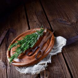 Olio essenziale di rosmarino con canfora, simbolo di morte e amore