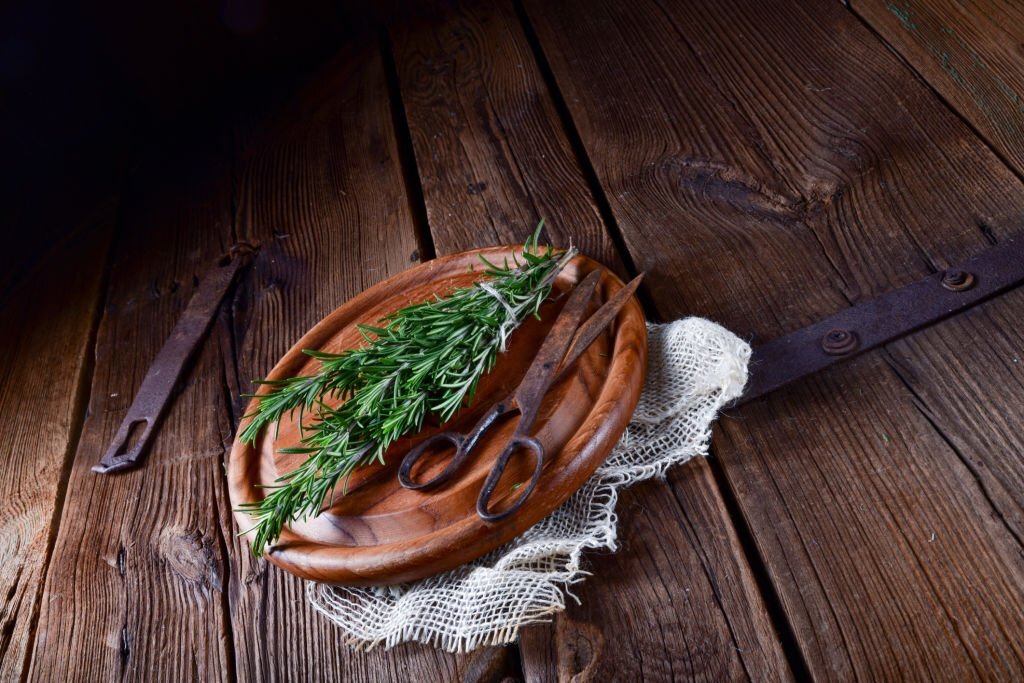 Olio essenziale di rosmarino con canfora, simbolo di morte e amore