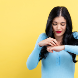 l'image représente une personne atteinte d'urticaire aigue