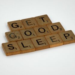 L'image représente des lettres en bois " get good sleep "
