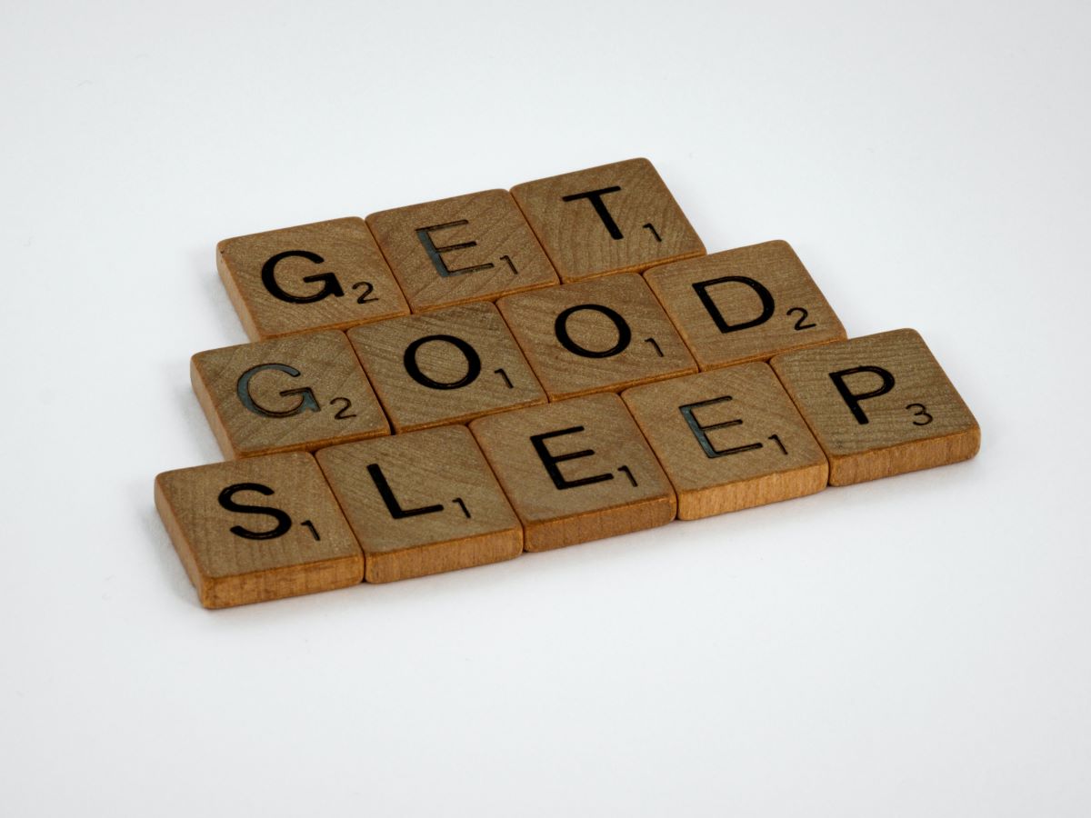 L'image représente des lettres en bois " get good sleep "