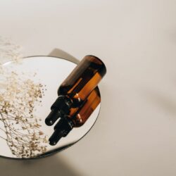 flacon d'huile de jojoba et petit miroir