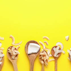 les produits autorisés AIP écoïdées. L'image représente un éventail de cuillères en bois contenant différents ingrédients, comme par exemple des copeaux de noix de coco.