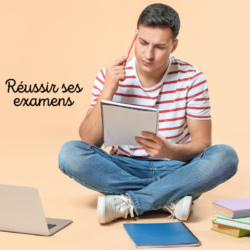 Étudiant concentré en train de réviser pour réussir ses examens avec cahier, ordinateur et livres