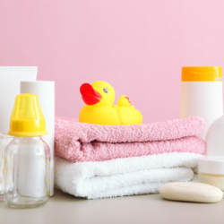 L'image représente des produits de soin pour bébé