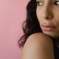 fond de teint carnation teint. L'image représente une femme avec un teint zéro défaut totalement unifié.