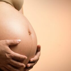 vitamines nutriments grossesse. le ventre d'une femme enceinte
