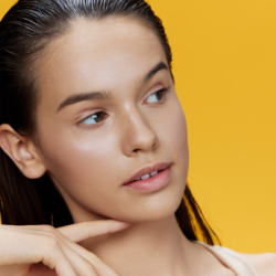 Une jeune qui regarde sur le côté. Cancer de la peau Tout ce qu'il faut savoir