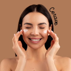 Femme souriante appliquant une crème hydratante CeraVe sur le visage, idéale pour les peaux sensibles
