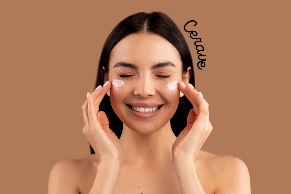 Femme souriante appliquant une crème hydratante CeraVe sur le visage, idéale pour les peaux sensibles