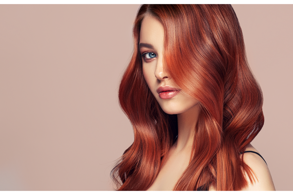 L'image représente une femme avec des cheveux cuivrés flamboyants de santé. Des cheveux de rêve pour l'hiver