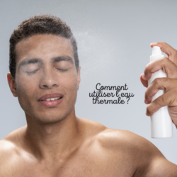 Homme utilisant un brumisateur d’eau thermale sur le visage pour apaiser et hydrater naturellement sa peau