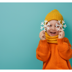 L'image représente un petit garçon souriant, avec un bonnet, une écharpe et deux flocons de neige fictifs dans les mains. Quels bourgeons choisir pour passer l'hiver sereinement?