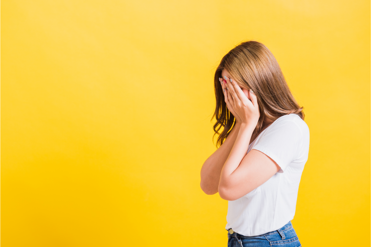 L'image représente une femme qui se tient le visage avec les mains et se demande comment éviter la déprime d après fêtes ?