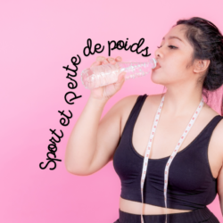 Jeune femme en tenue de sport buvant de l’eau après l'entraînement, avec un mètre autour du cou. Sport et perte de poids, hydratation et motivation au fitness.